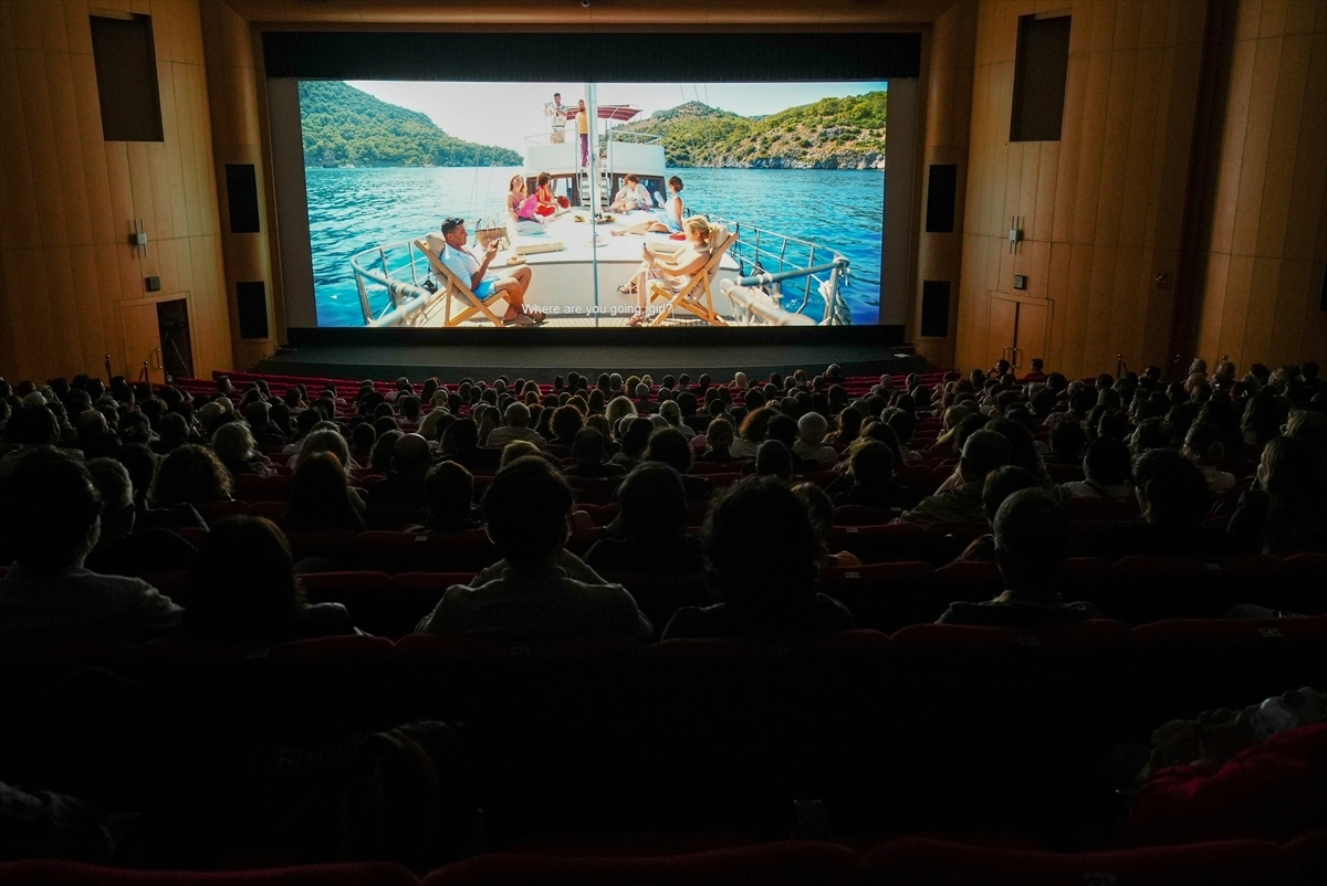Altın Portakal’da “Gelin Takımı 2”nin galası yapıldı: Oyuncular seyirciyle buluştu