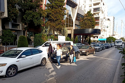 Araçlar kaldırımda, yayalar yolda