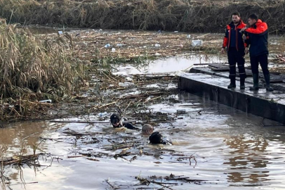 Foça'da cesedi bulunan yaşlı adamın sel sularına kapıldığı anlar kamerada