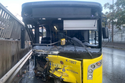 Kadıköy’de İETT otobüsü bariyerlere saplandı: 2 yaralı