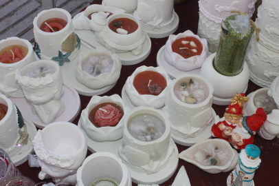 Adana’da el emeği mumlar ziyaretçilerin ilgi odağı oldu