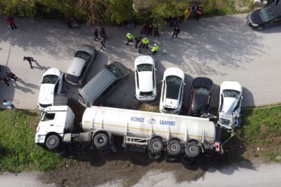 Balıkesir'de yağ tankeri devrildi, 7 araç hasar gördü