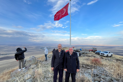 Kars’ta 20 yıllık hayal gerçek oldu: Karakuzu Dağı’na Türk bayrağı dikildi