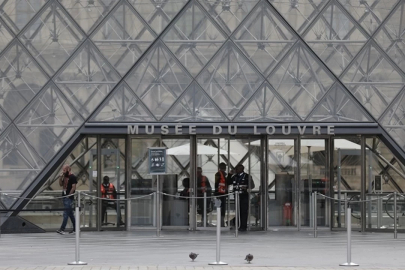 Louvre Müzesi’nde 88 milyon euroluk soygun sonrası iki şüpheli tutuklandı