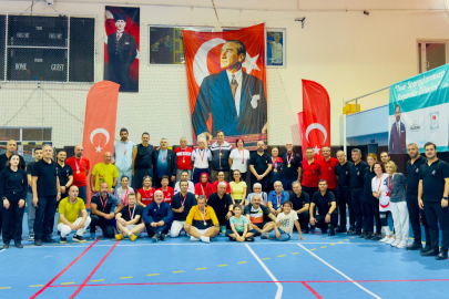 Adana’da 29 Ekim coşkusu badminton turnuvasında yaşandı