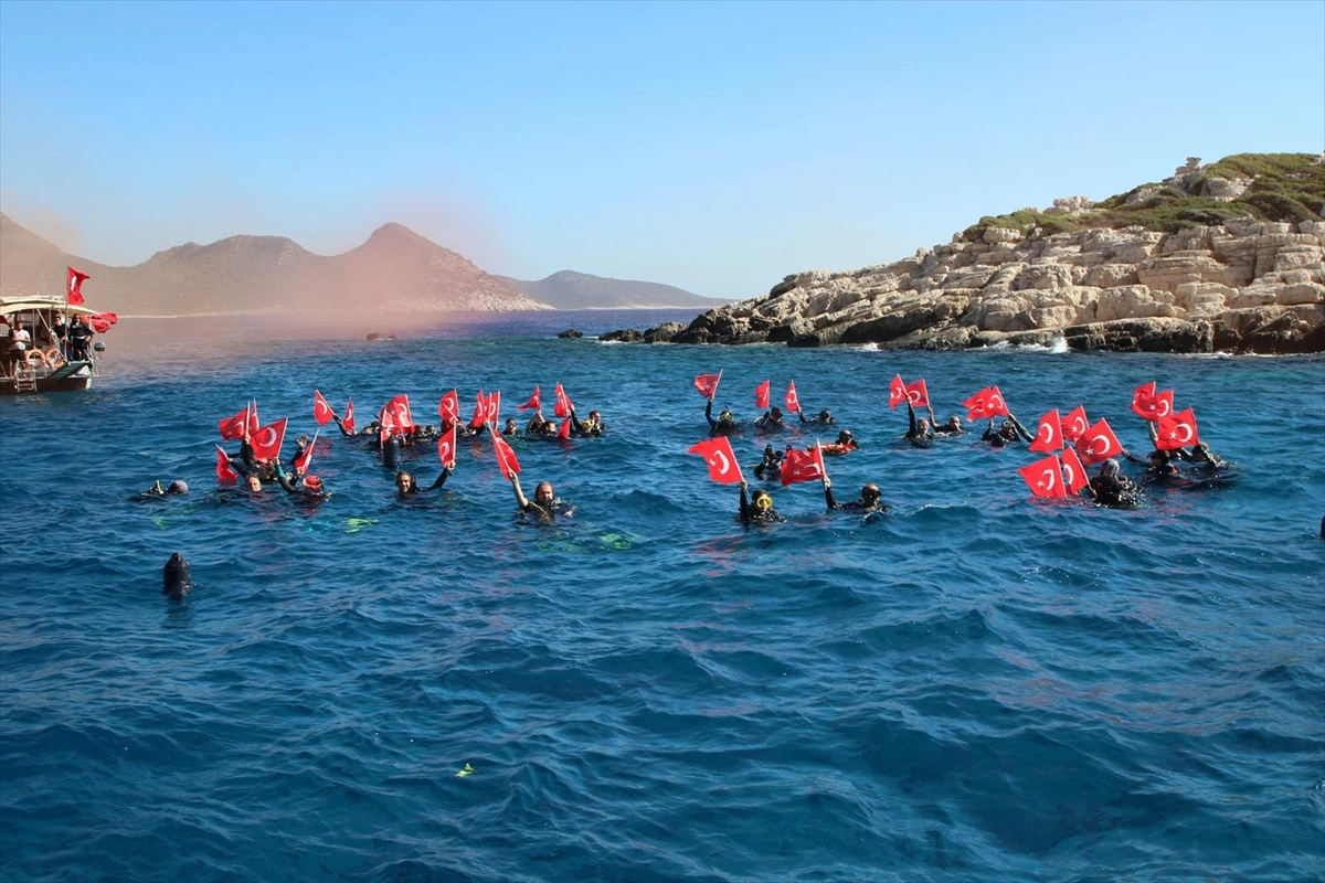 Antalya Kaş’ta “Ecdadın Yolunda Cumhuriyet’e Saygı Yürüyüşü” düzenlendi