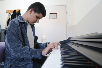 Gözleri görmüyor ama kalbiyle görüyor, sesiyle büyülüyor