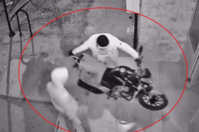 Güvenlik kamerasına yakalanan hırsızlar, çaldıkları motosiklete kendi malları gibi binip gittiler