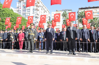 Adana’da 29 Ekim Cumhuriyet Bayramı’nın kutlamaları çelenk sunma töreni ile başladı