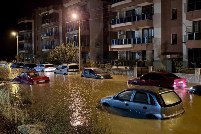 İzmir Bergama’yı sağanak vurdu: Sokaklar göle döndü, araç ve iş yerleri sular altında kaldı