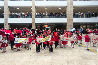 Minikler Adana Adliyesi’nde cumhuriyet coşkusunu yaşadı