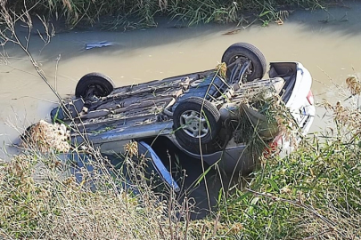 Adana’da otomobil sulama kanalına devrildi
