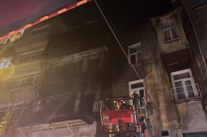 Beyoğlu’nda kız istemede patlatılan havai fişekler evi yaktı