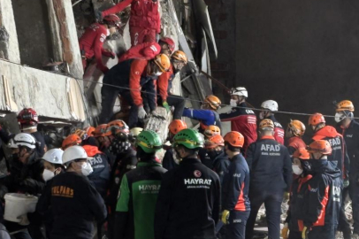 Enkaz başında 12. saat: Anne ve baba aranıyor