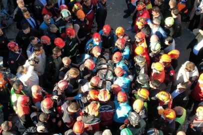 Gebze’deki enkazdan 18 yaşındaki Dilara Bilir sağ çıkarıldı