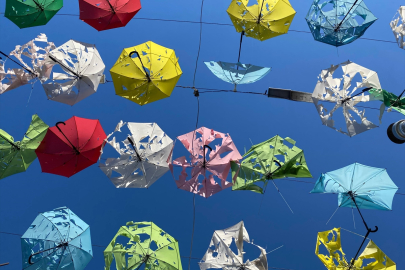 Antalya’da dolu ve sağanak Şemsiyeli Sokak’ı vurdu: 450 şemsiye zarar gördü