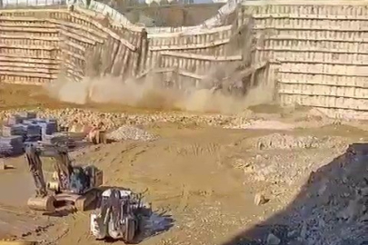 Ümraniye’de istinat duvarı yıkıldı, yol çöktü