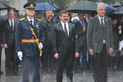 Yağmurda ıslanan öğrencilere şemsiyesini uzattı: Kaymakam Kumcu'nun hareketi büyük takdir topladı