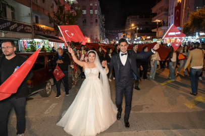 Düğün günü Cumhuriyet Bayramı kutlamalarına renk kattılar