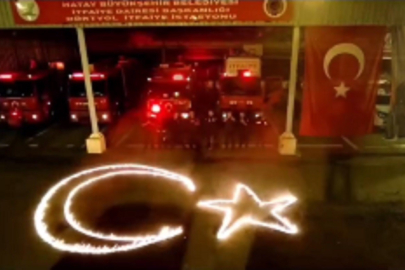 Hatay’da itfaiye ekipleri 29 Ekim’i alevlerle oluşturdukları hilalle kutladı