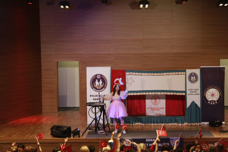 Polis Eşleri Derneği Adana Şube Başkanı Sanem Arıkan