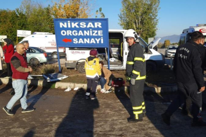 Niksar’da işçi servisleri çarpıştı: 10 yaralı