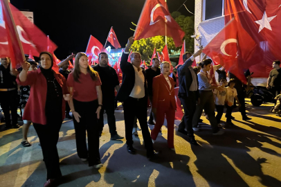 Yumurtalık’ta 102. yıl coşkusu sokaklara taştı