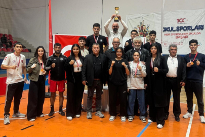 Akdeniz boksörleri kupayla döndü: 13 madalya