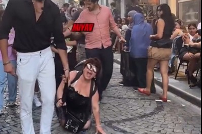 Galata'nın önünde kadını tasmayla yürütmüştü: Tutuklandılar!