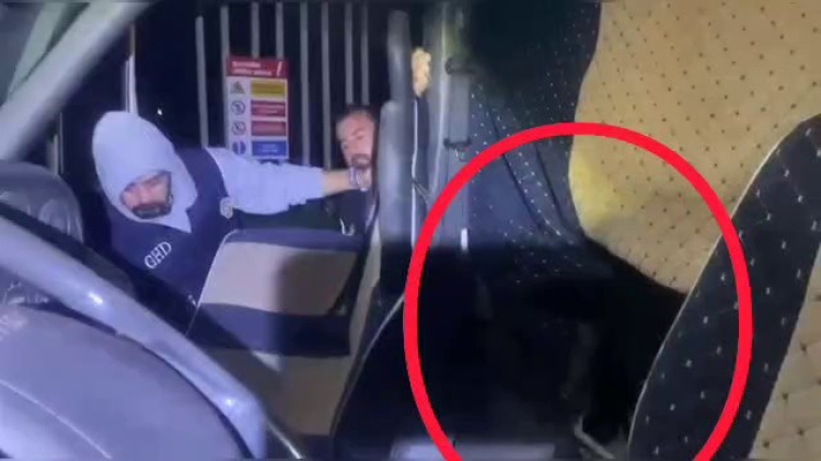 Hatay’da polisin 'kimse var mı' diye sorduğu kamyonun gizli bölmesinde 31 kaçak göçmen çıktı 2