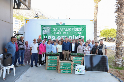 Mersin Büyükşehir Belediyesi Aydıncık’ta üreticiye 45 bin hıyar fidesi ve güneş paneli desteği sağladı