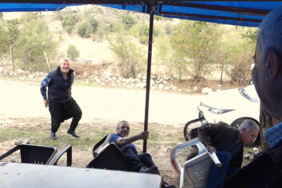 Osmaniye’de düğünde ilginç anlar: Davulcuya para verirken domino taşı gibi düştüler