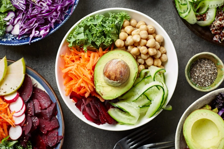 Renkli ve Besleyici Salatalar: Gün Boyu Tok Tutan Tarifler