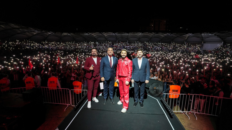 Tarsus’ta Cumhuriyet coşkusu Sefo konseri binlerce kişiyi buluşturdu 2