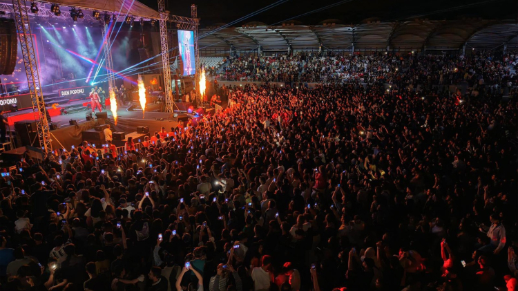 Tarsus’ta Cumhuriyet coşkusu Sefo konseri binlerce kişiyi buluşturdu 3