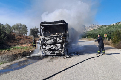 Adana’da seyir halindeki tır alev aldı