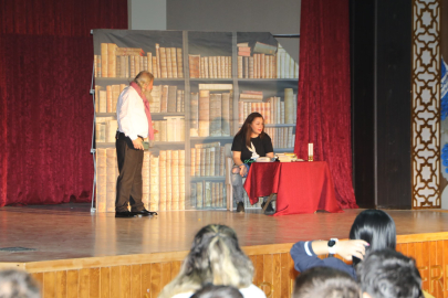 Adana’da sosyal farkındalık tiyatrosu: “Pembe Aslında Siyahtır” sahnede