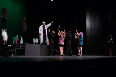 Adana’da tiyatroseverler “Bir Takım Azizlikler”i coşkuyla izledi