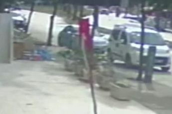 Otomobilin çarptığı ATV sürücüsü ağır yaralandı, kaza anları güvenlik kamerasına yansıdı