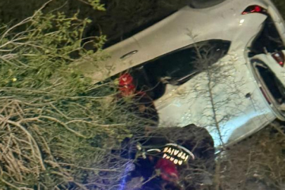 Otomobil devrildi: Sürücü halat yardımıyla kurtarıldı