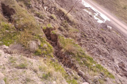 Ankara'da toprak kayması meydana gelen yol trafiğe kapatıldı