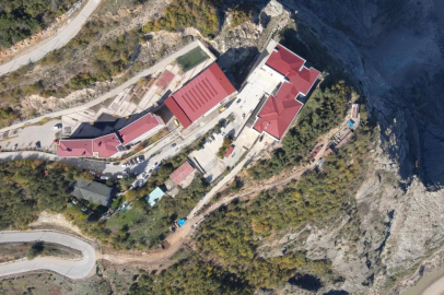 Artvin'de kaya kopması paniğe neden oldu: İki lise tahliye edildi