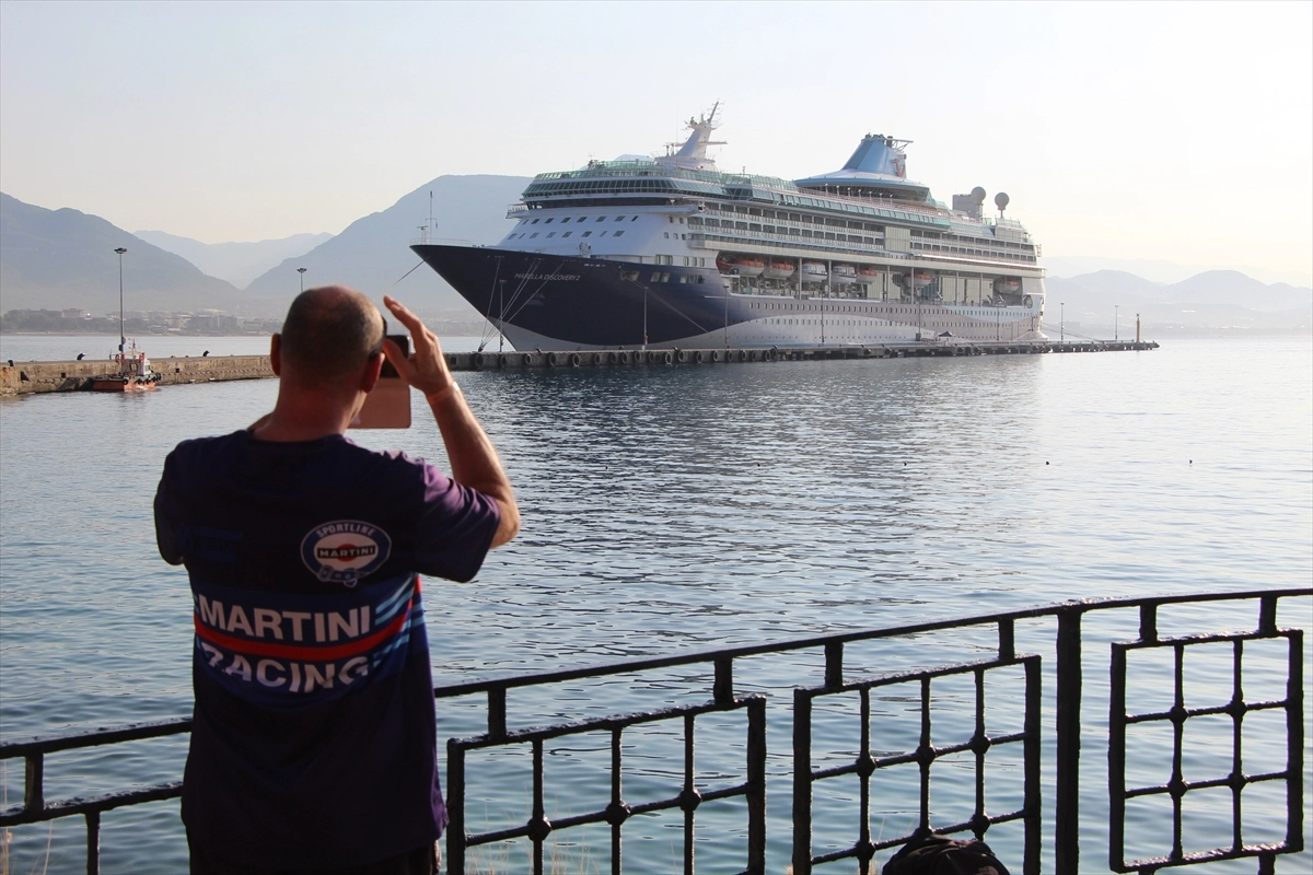 Dev kruvaziyer Alanya’da: 1798 turist ilçeyi gezdi