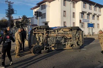 Gümüşhane’de Jandarma minibüsü makam aracıyla çarpıştı: 2 asker yaralı