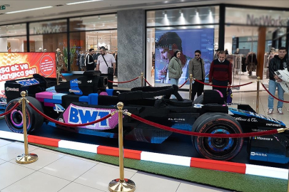 400 bin lego parçasıyla yapılan Formula 1 aracı