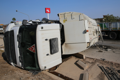 Antakya'da tırla çarpışan yol temizleme aracı devrildi