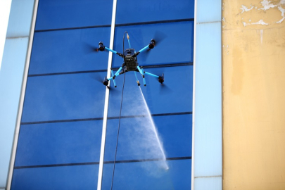 Binaların dış cephelerinde dronla temizlik