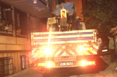 Eyüpsultan'da sokağa dalan vinç dehşet saçtı: Mahalleli sokağa döküldü
