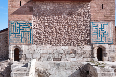 MHP Lideri Bahçeli’nin aksesuarları Sivas Çifte Minareli Medrese’yi hatırlattı