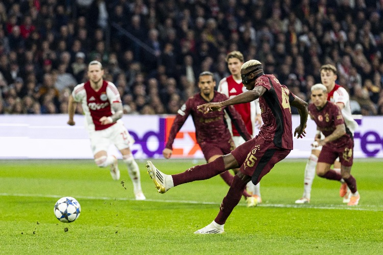 AJAX AĞLARINA ÜÇ GOL BİRDEN BIRAKTI